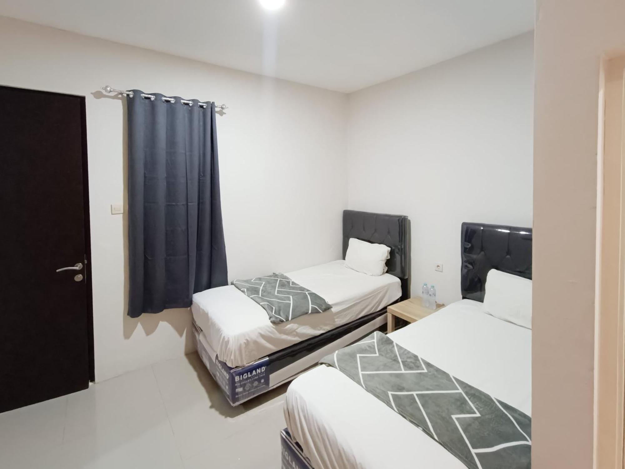 Happy Family Homestay Jember Mitra Reddoorz Exterior foto