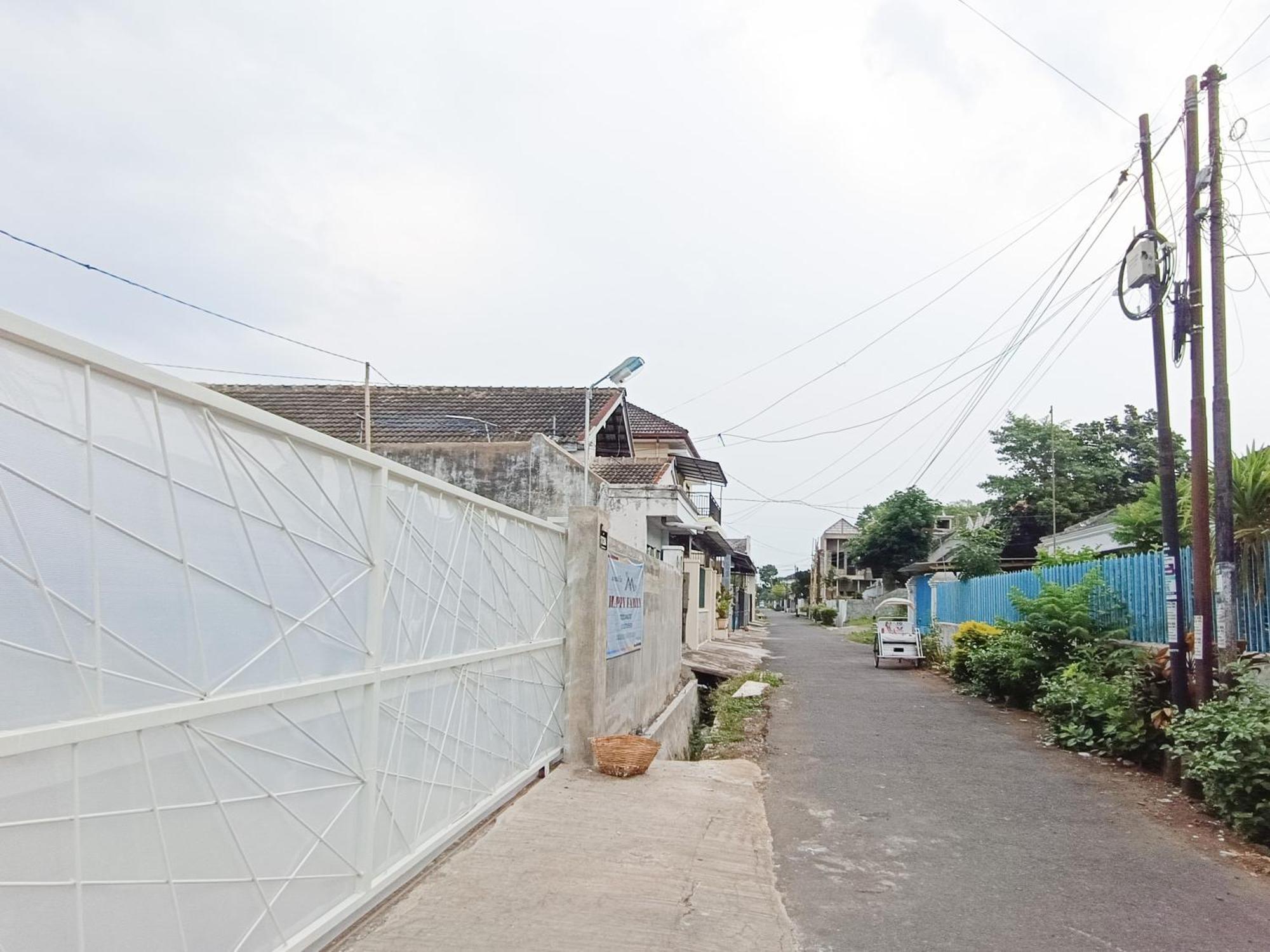 Happy Family Homestay Jember Mitra Reddoorz Exterior foto
