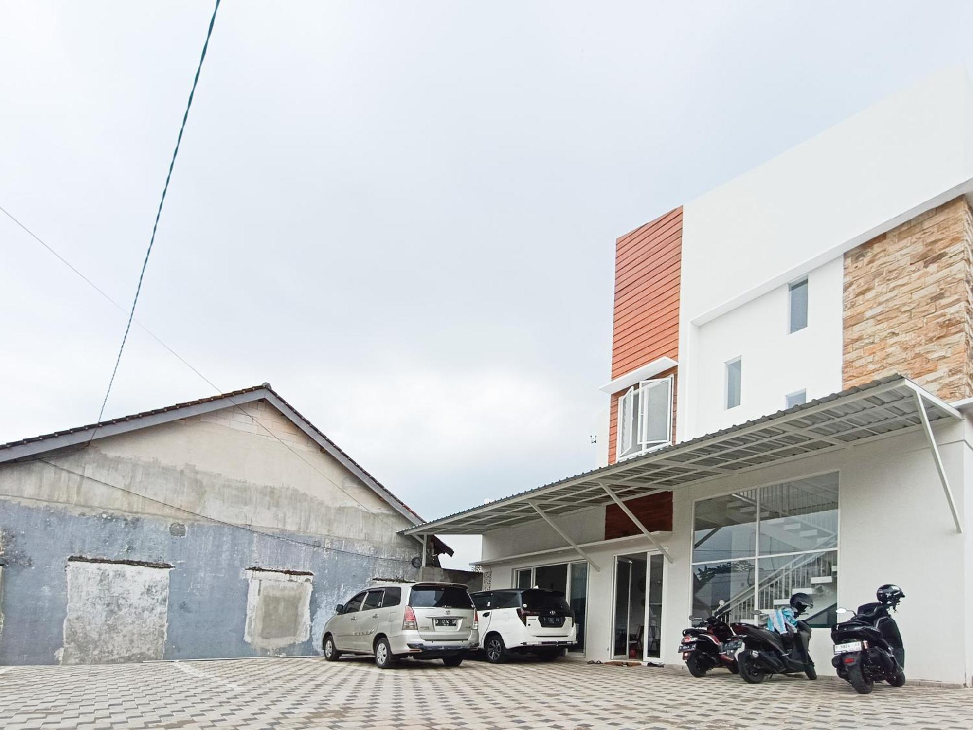 Happy Family Homestay Jember Mitra Reddoorz Exterior foto