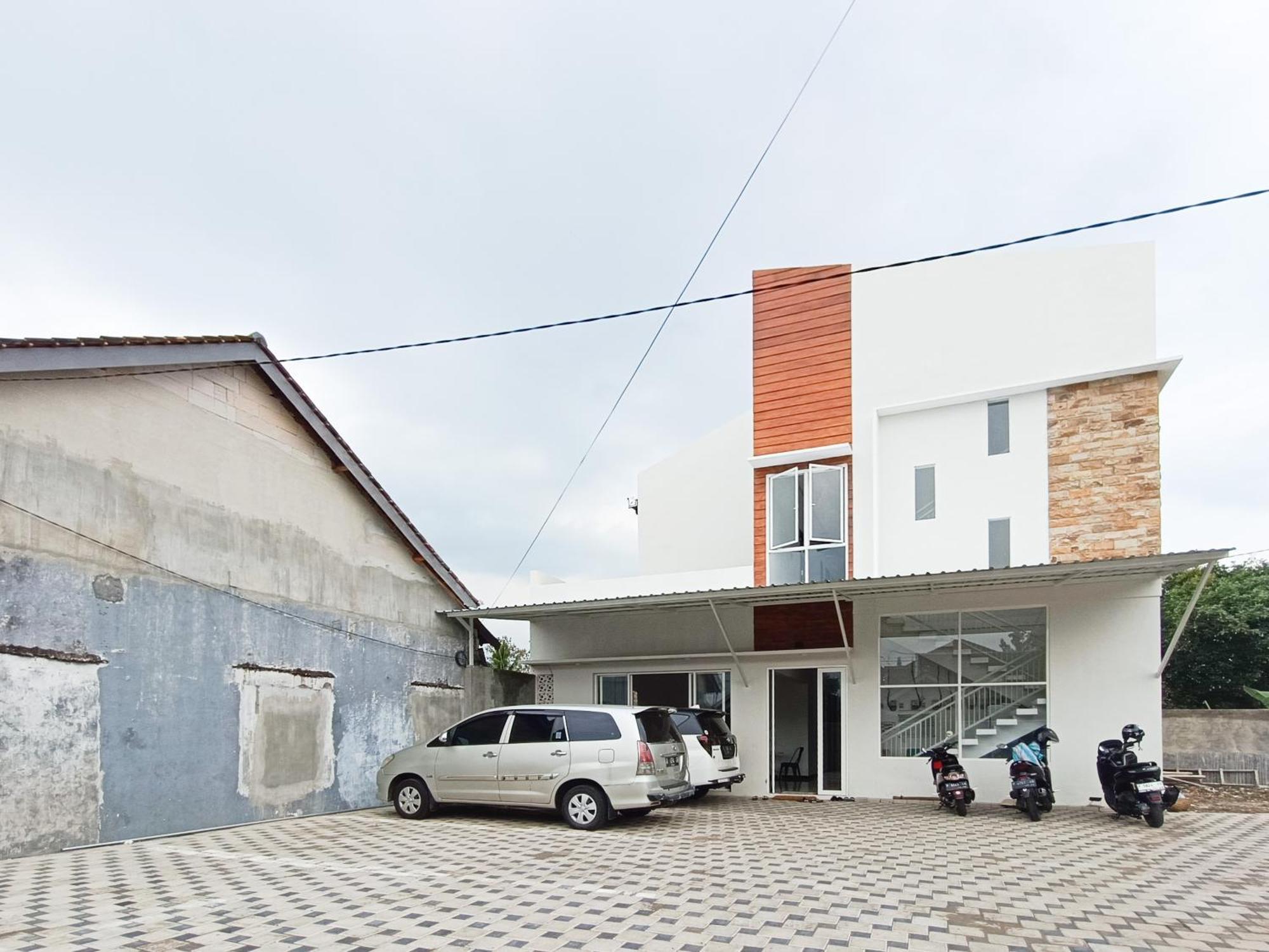 Happy Family Homestay Jember Mitra Reddoorz Exterior foto