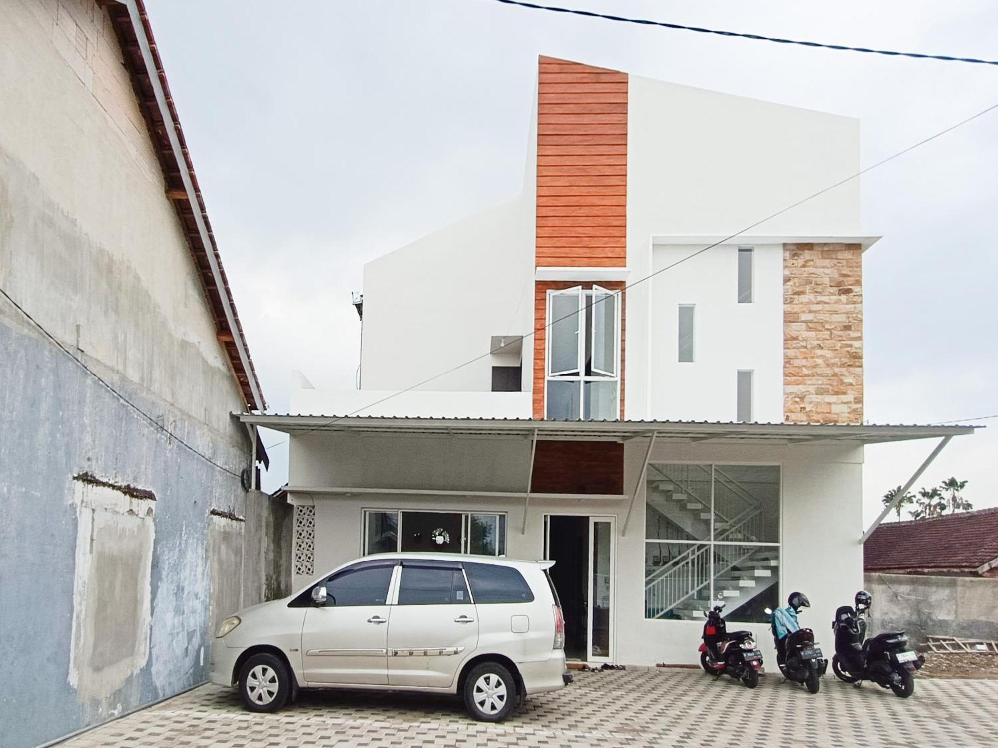 Happy Family Homestay Jember Mitra Reddoorz Exterior foto